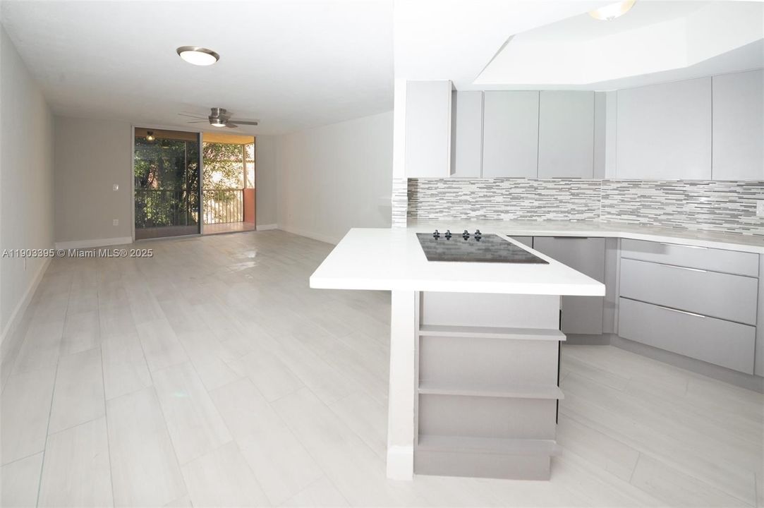 合同活跃: $280,000 (1 贝兹, 1 浴室, 810 平方英尺)