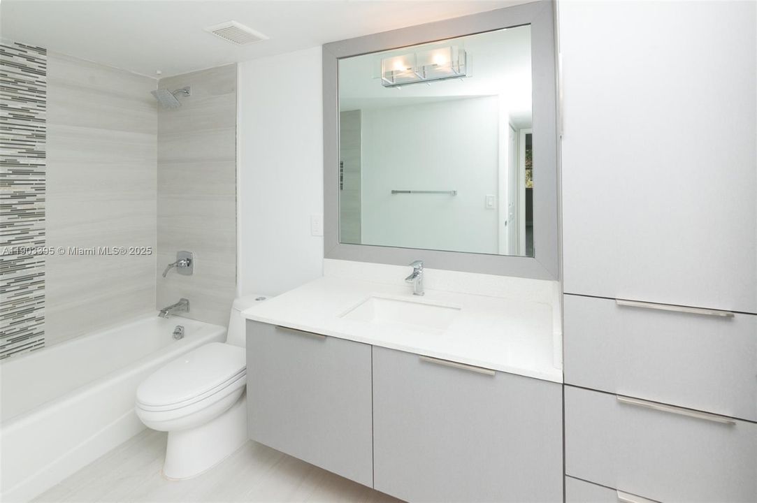 合同活跃: $280,000 (1 贝兹, 1 浴室, 810 平方英尺)