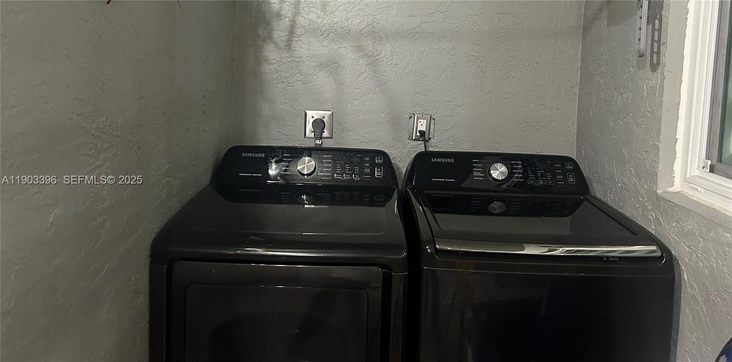 For Sale: $495,000 (3 beds, 2 baths, 1550 Square Feet)