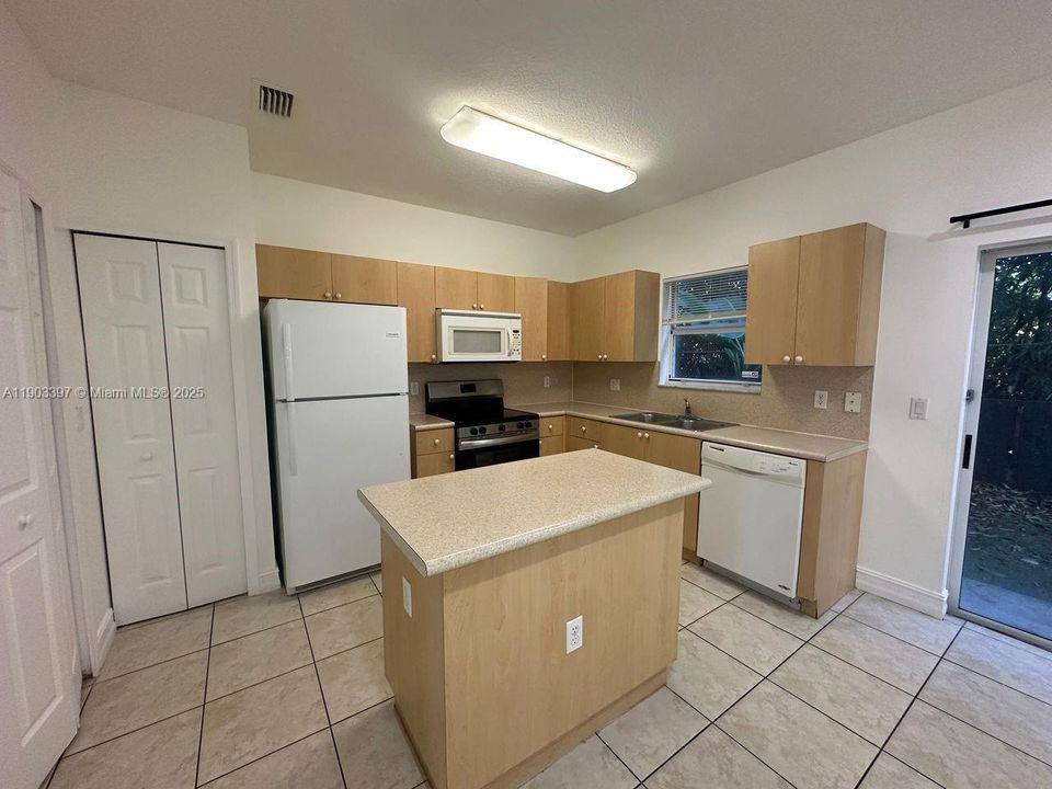 В аренду: $2,200 (3 спален, 2 ванн, 1509 Квадратных фут)