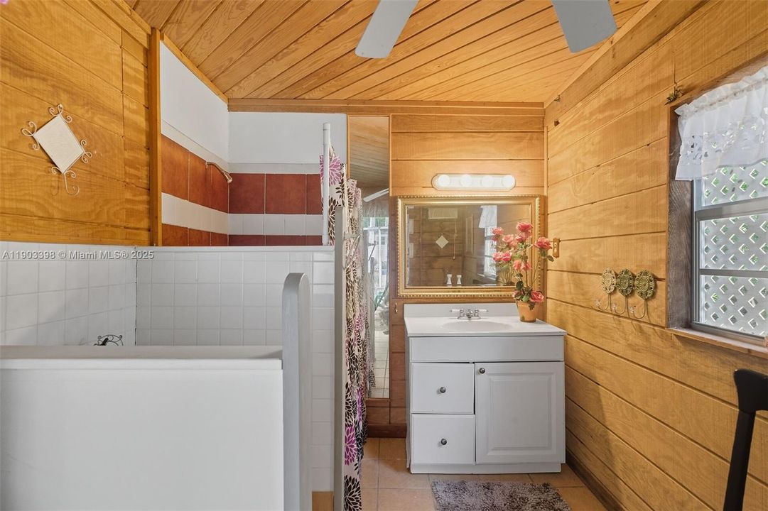 待售: $406,125 (2 贝兹, 2 浴室, 795 平方英尺)