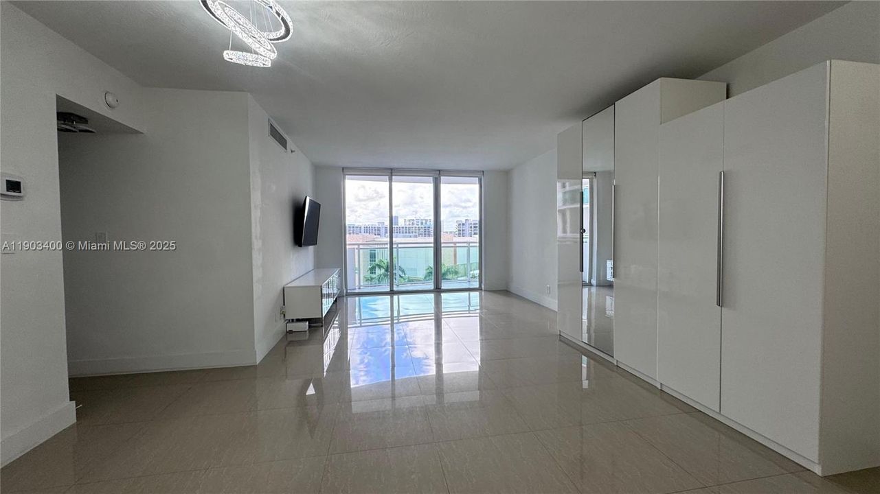 Recently Rented: $2,000 (1 beds, 1 baths, 817 Square Feet)