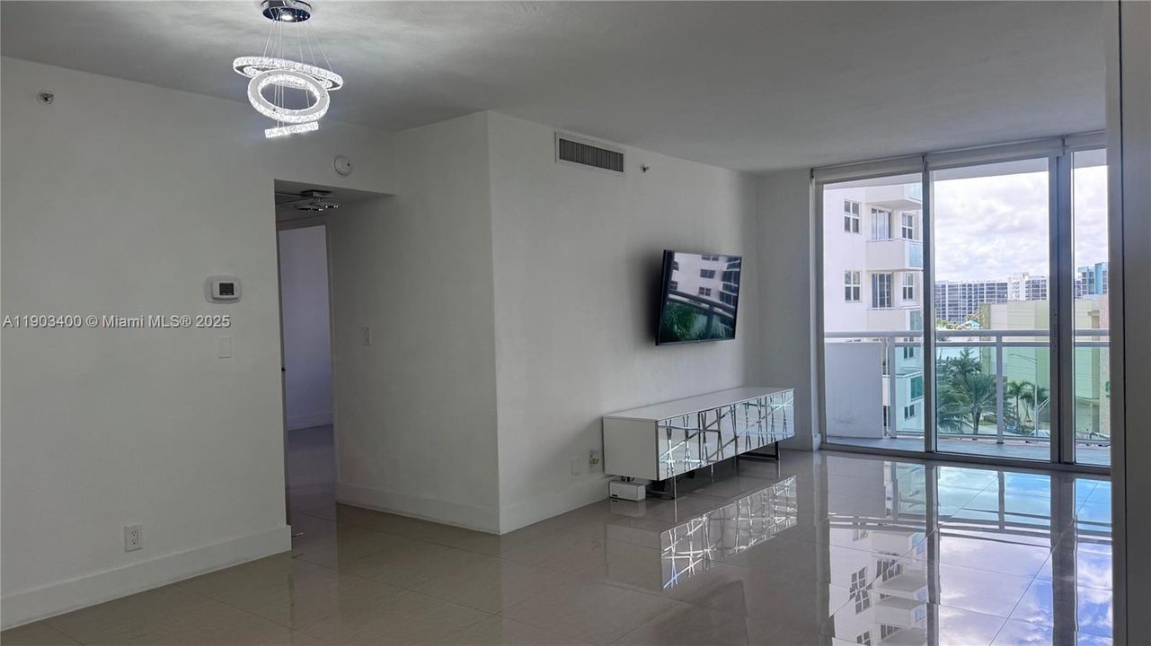 Recently Rented: $2,000 (1 beds, 1 baths, 817 Square Feet)