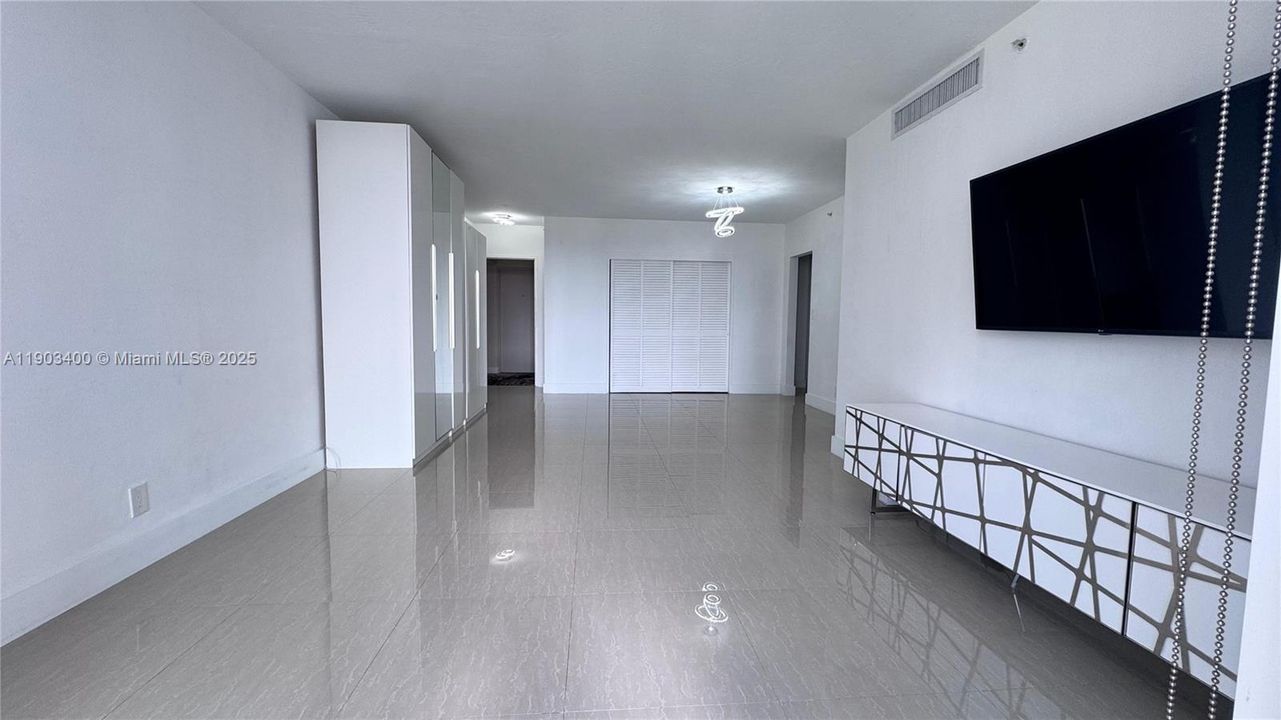 Recently Rented: $2,000 (1 beds, 1 baths, 817 Square Feet)