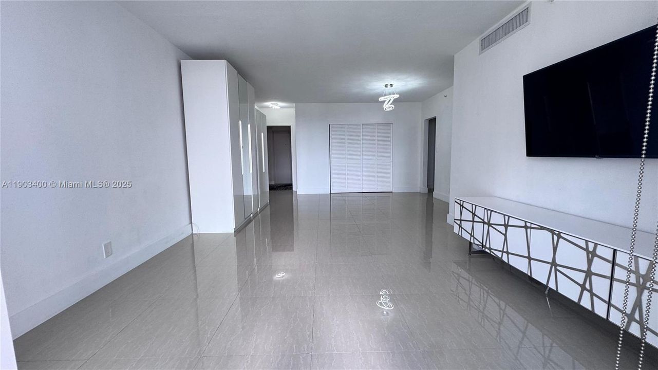 Recently Rented: $2,000 (1 beds, 1 baths, 817 Square Feet)