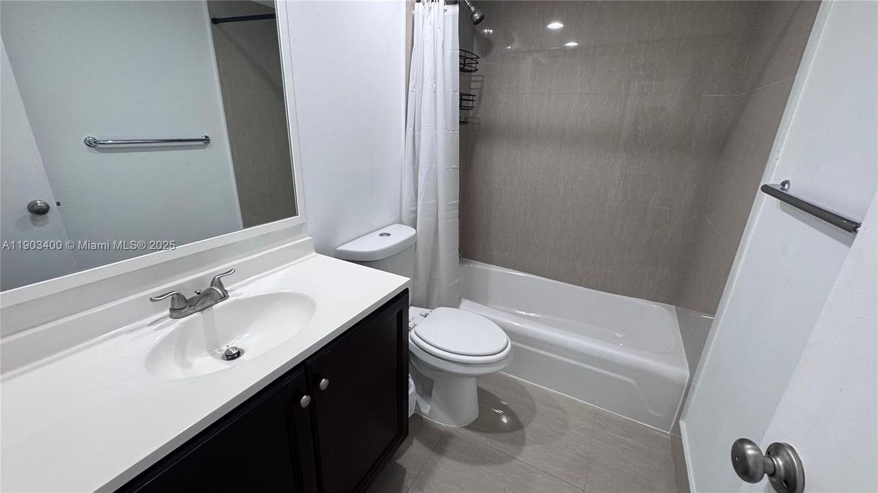 Recently Rented: $2,000 (1 beds, 1 baths, 817 Square Feet)