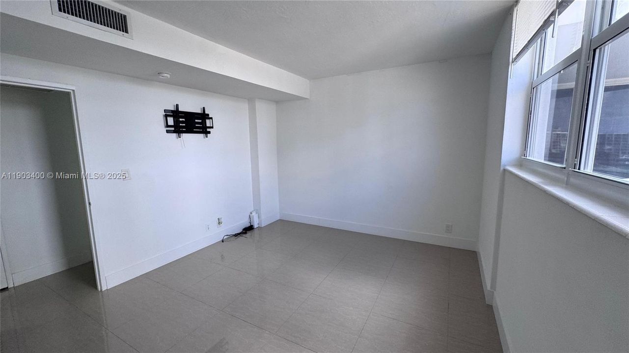 Recently Rented: $2,000 (1 beds, 1 baths, 817 Square Feet)
