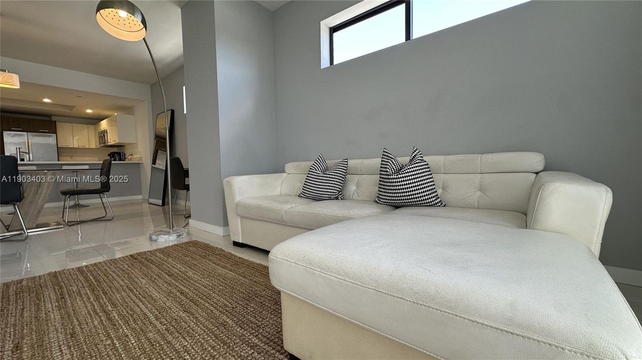 For Sale: $970,000 (2 beds, 2 baths, 1324 Square Feet)