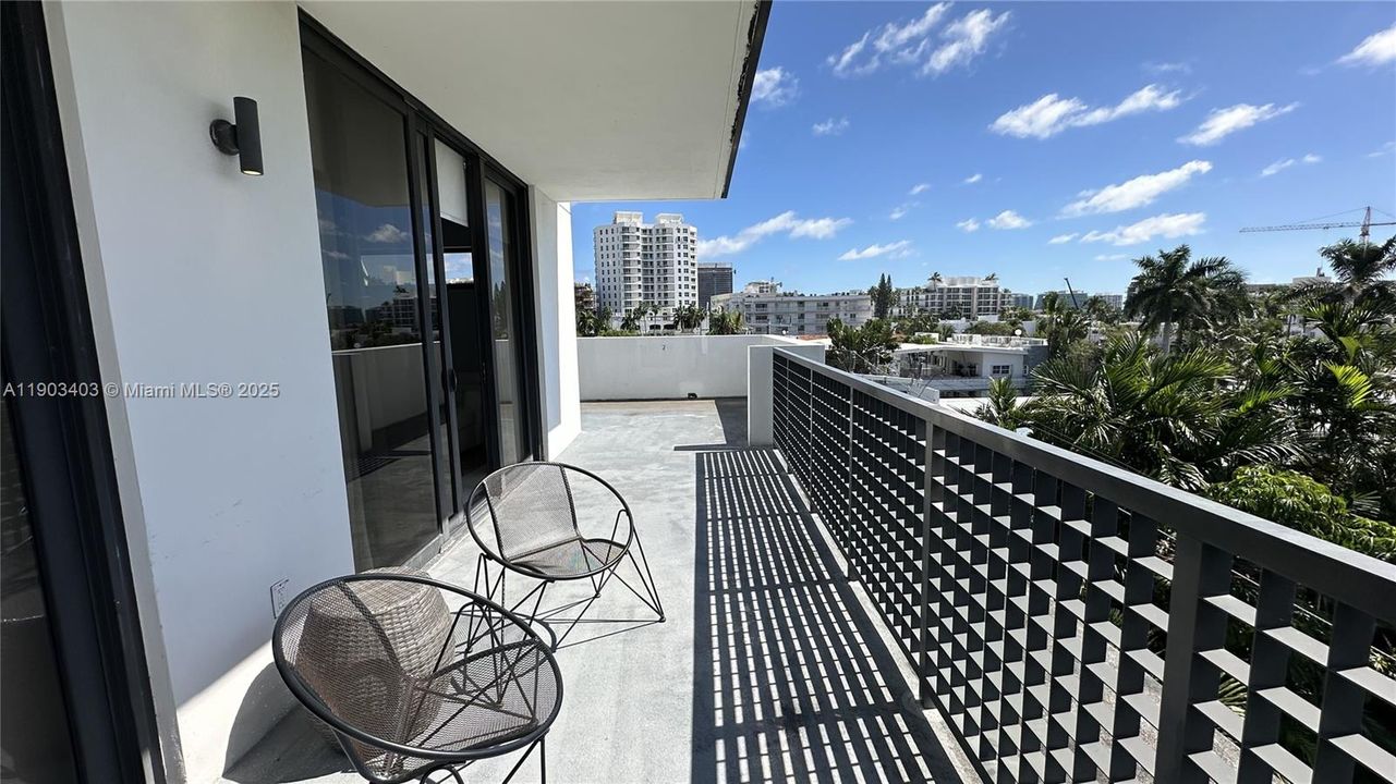 For Sale: $970,000 (2 beds, 2 baths, 1324 Square Feet)