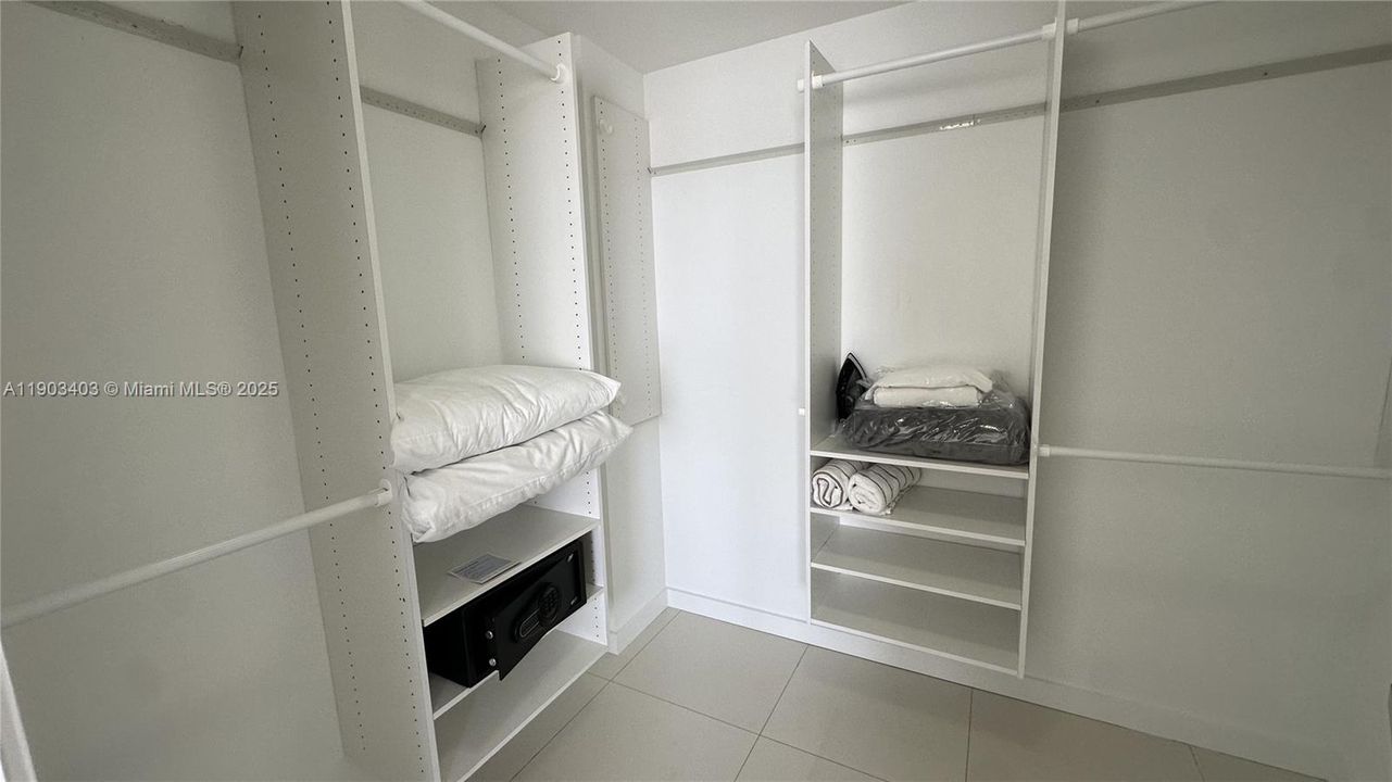 For Sale: $970,000 (2 beds, 2 baths, 1324 Square Feet)