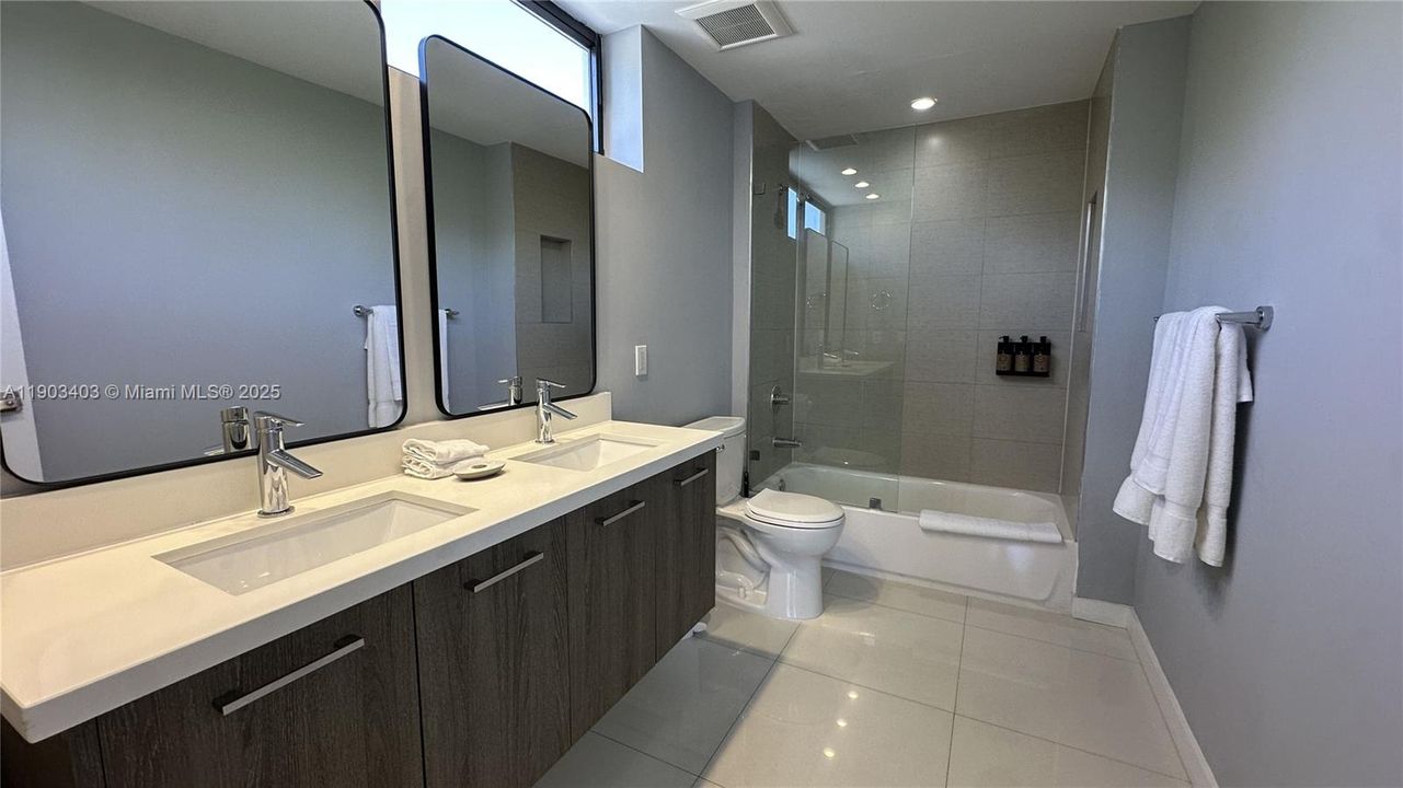 For Sale: $970,000 (2 beds, 2 baths, 1324 Square Feet)