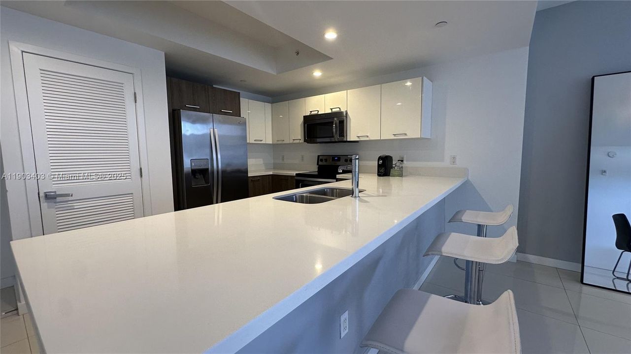 For Sale: $970,000 (2 beds, 2 baths, 1324 Square Feet)