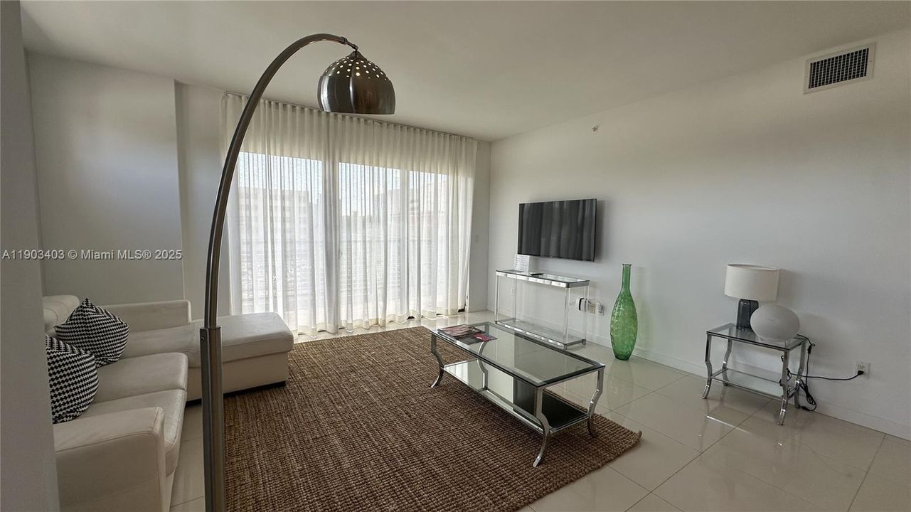 For Sale: $970,000 (2 beds, 2 baths, 1324 Square Feet)