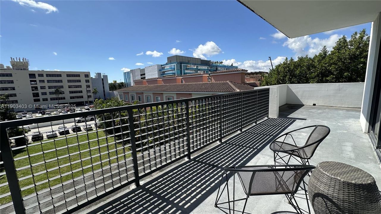 For Sale: $970,000 (2 beds, 2 baths, 1324 Square Feet)