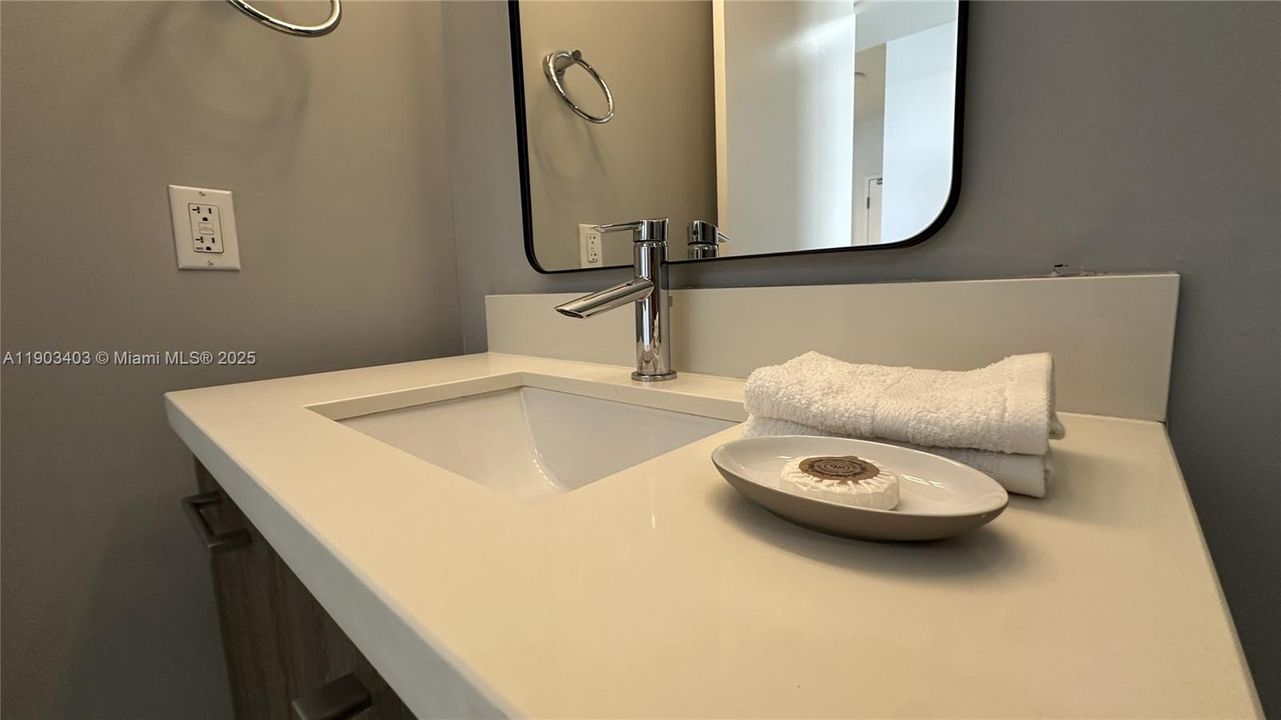 For Sale: $970,000 (2 beds, 2 baths, 1324 Square Feet)