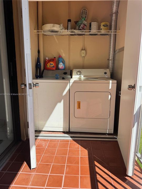 For Sale: $214,900 (1 beds, 1 baths, 614 Square Feet)