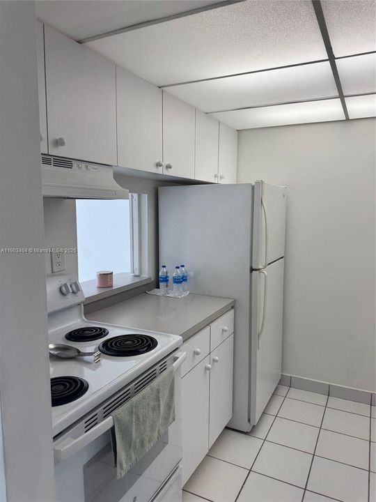 For Sale: $214,900 (1 beds, 1 baths, 614 Square Feet)