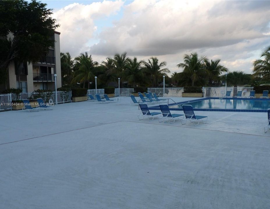 For Sale: $214,900 (1 beds, 1 baths, 614 Square Feet)