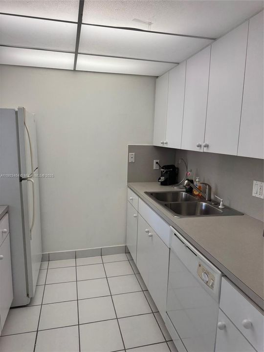 For Sale: $214,900 (1 beds, 1 baths, 614 Square Feet)