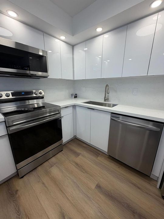 出租: $2,530 (2 贝兹, 2 浴室, 924 平方英尺)