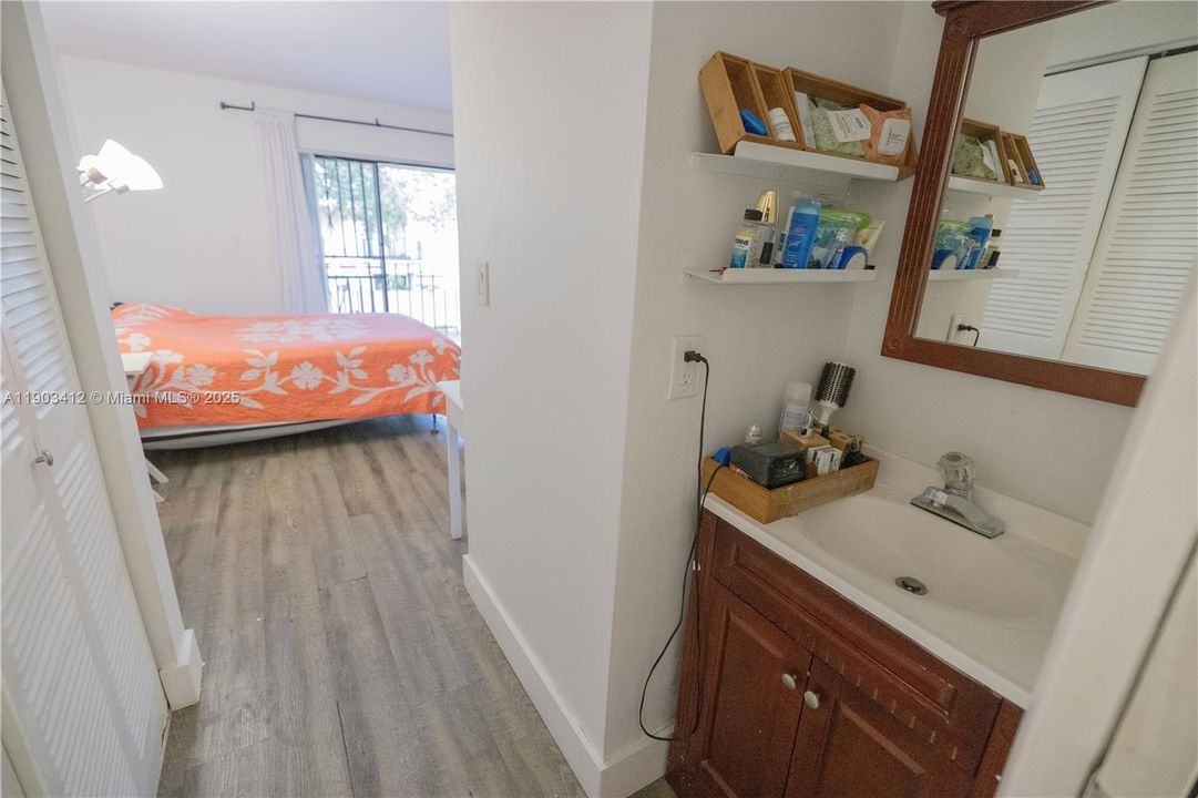 For Sale: $380,000 (2 beds, 1 baths, 920 Square Feet)