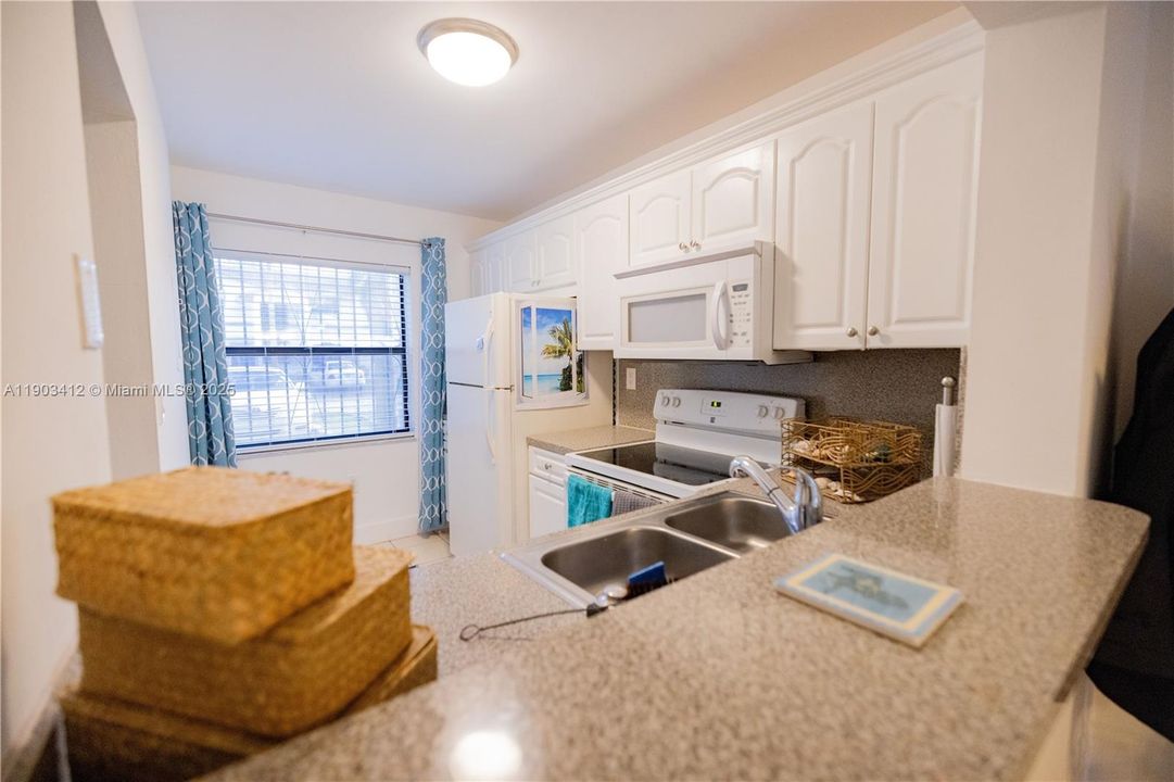 For Sale: $380,000 (2 beds, 1 baths, 920 Square Feet)
