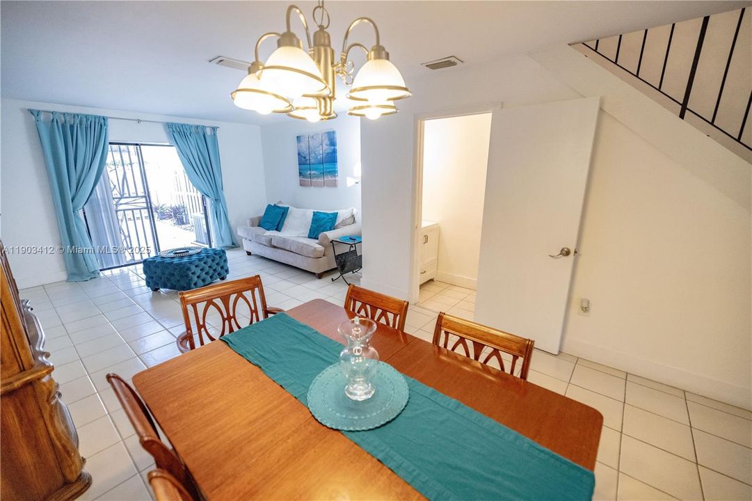 For Sale: $380,000 (2 beds, 1 baths, 920 Square Feet)