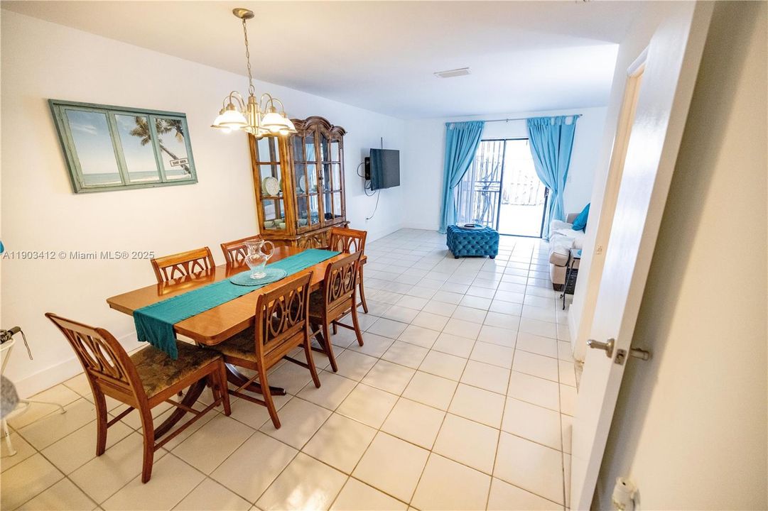 For Sale: $380,000 (2 beds, 1 baths, 920 Square Feet)
