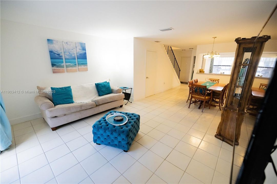 For Sale: $380,000 (2 beds, 1 baths, 920 Square Feet)