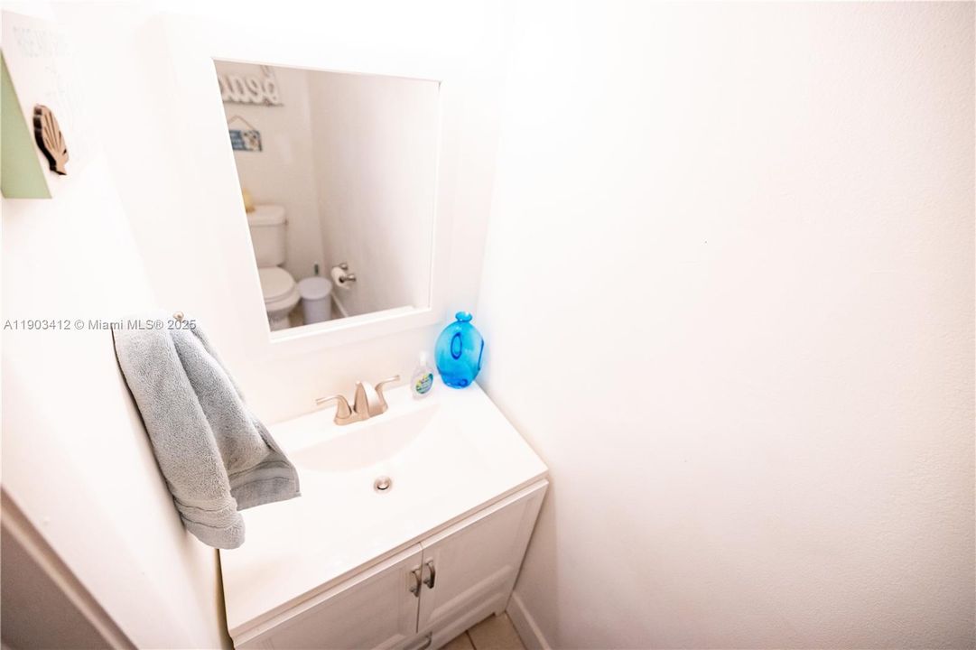 For Sale: $380,000 (2 beds, 1 baths, 920 Square Feet)