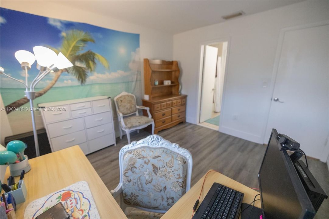 For Sale: $380,000 (2 beds, 1 baths, 920 Square Feet)