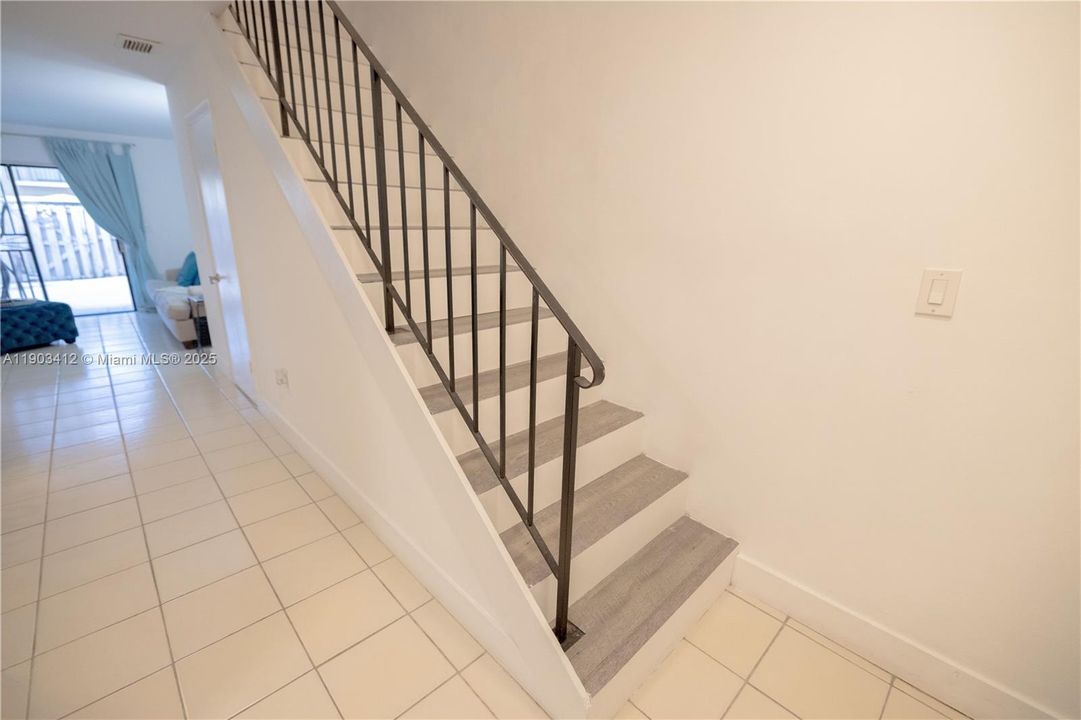 For Sale: $380,000 (2 beds, 1 baths, 920 Square Feet)