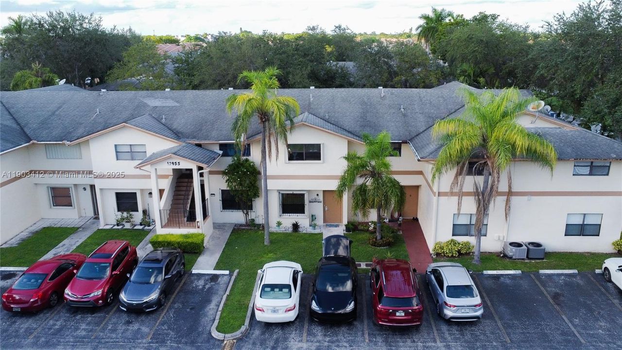 For Sale: $380,000 (2 beds, 1 baths, 920 Square Feet)