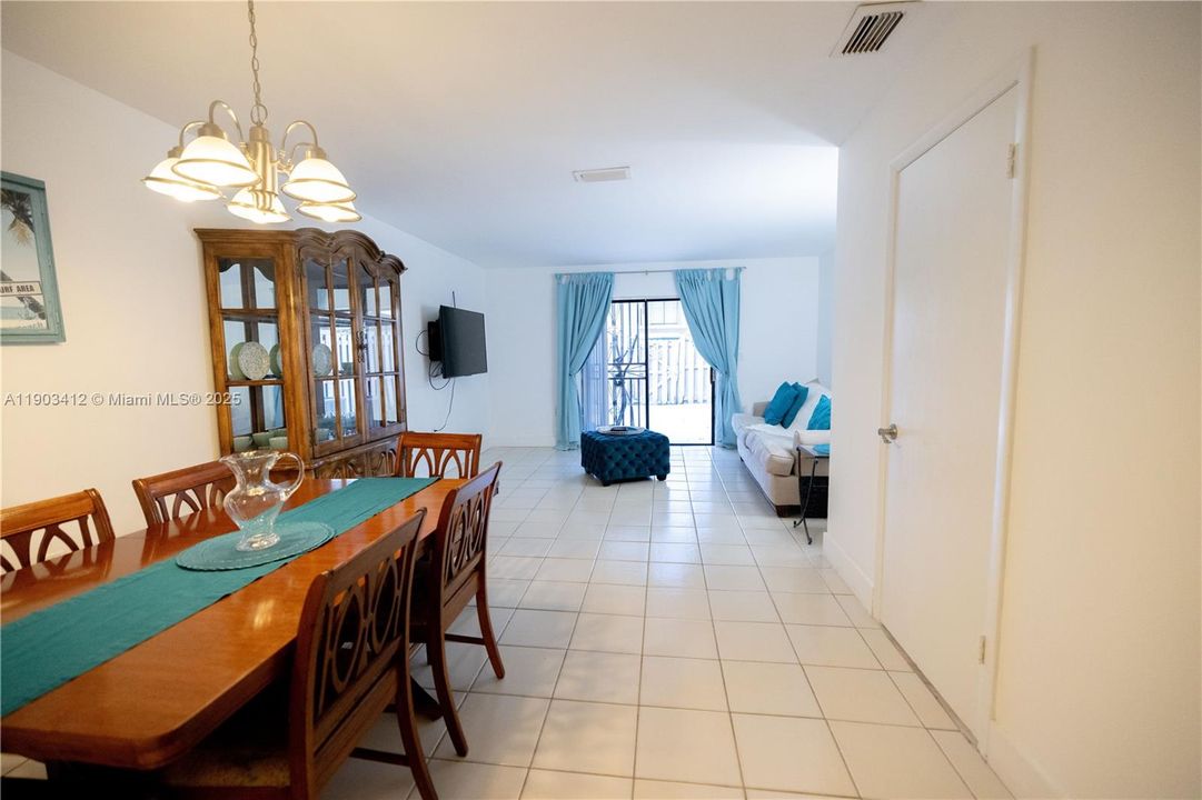 For Sale: $380,000 (2 beds, 1 baths, 920 Square Feet)