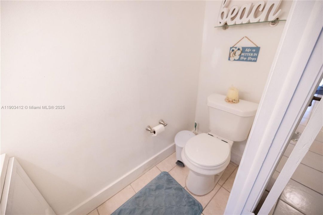 For Sale: $380,000 (2 beds, 1 baths, 920 Square Feet)
