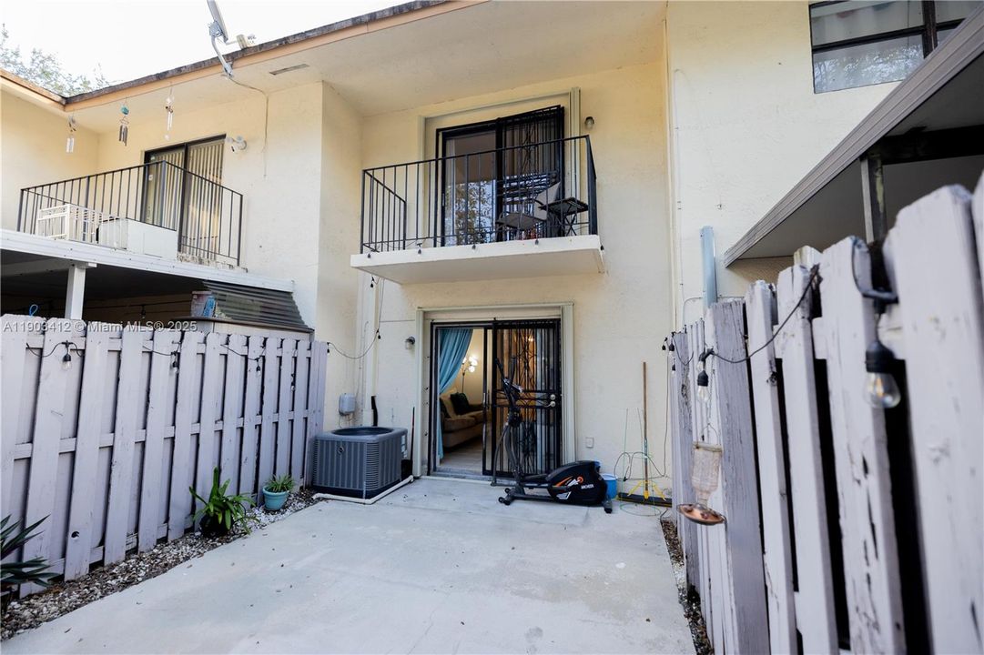 For Sale: $380,000 (2 beds, 1 baths, 920 Square Feet)