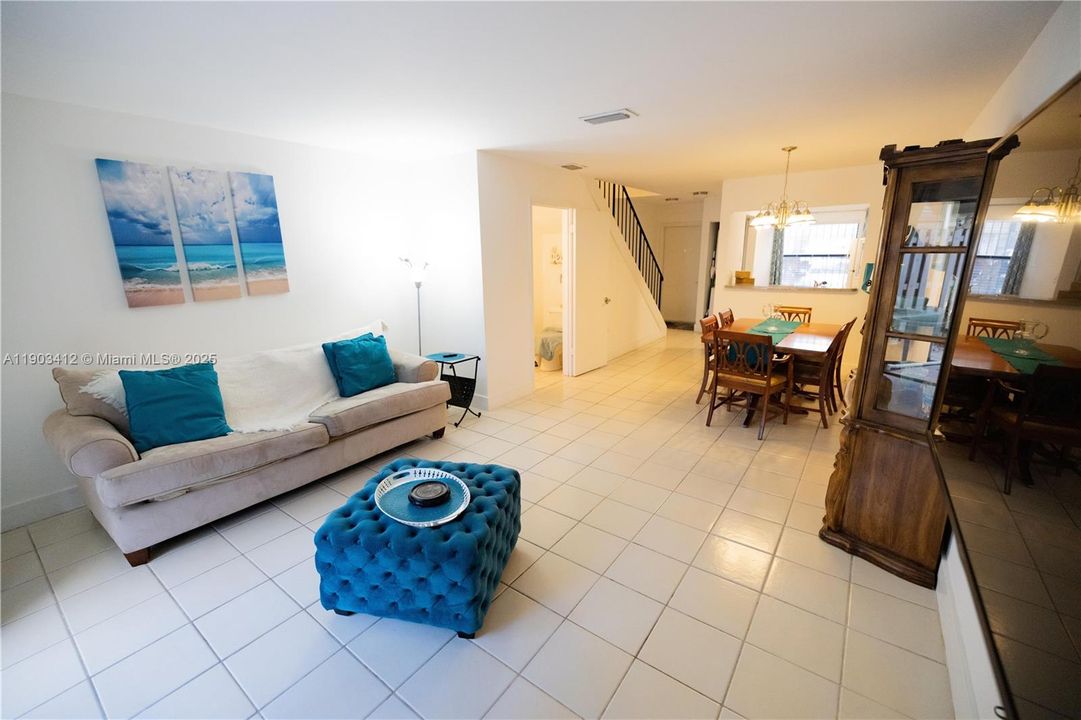 For Sale: $380,000 (2 beds, 1 baths, 920 Square Feet)