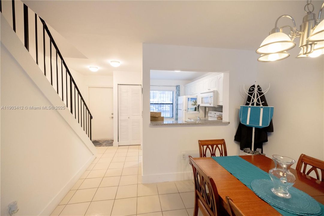 For Sale: $380,000 (2 beds, 1 baths, 920 Square Feet)