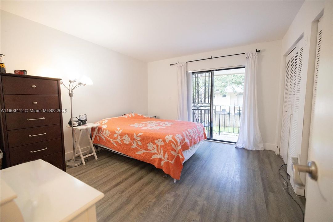 For Sale: $380,000 (2 beds, 1 baths, 920 Square Feet)