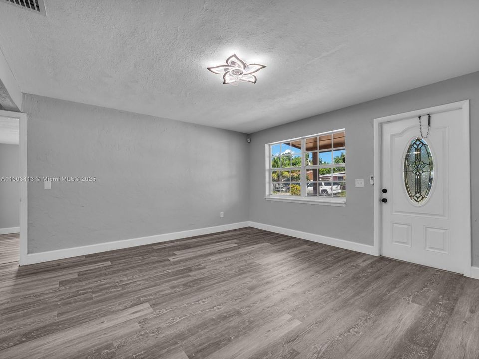 For Sale: $459,900 (3 beds, 2 baths, 1176 Square Feet)