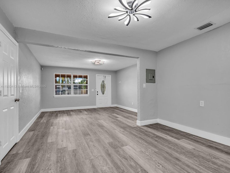 For Sale: $459,900 (3 beds, 2 baths, 1176 Square Feet)