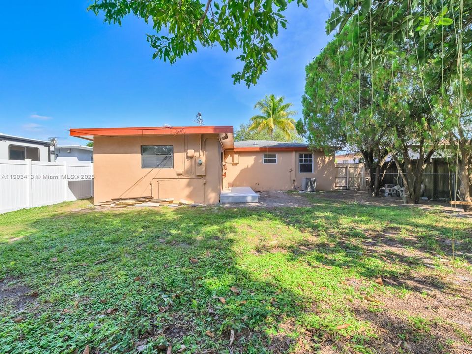 For Sale: $459,900 (3 beds, 2 baths, 1176 Square Feet)