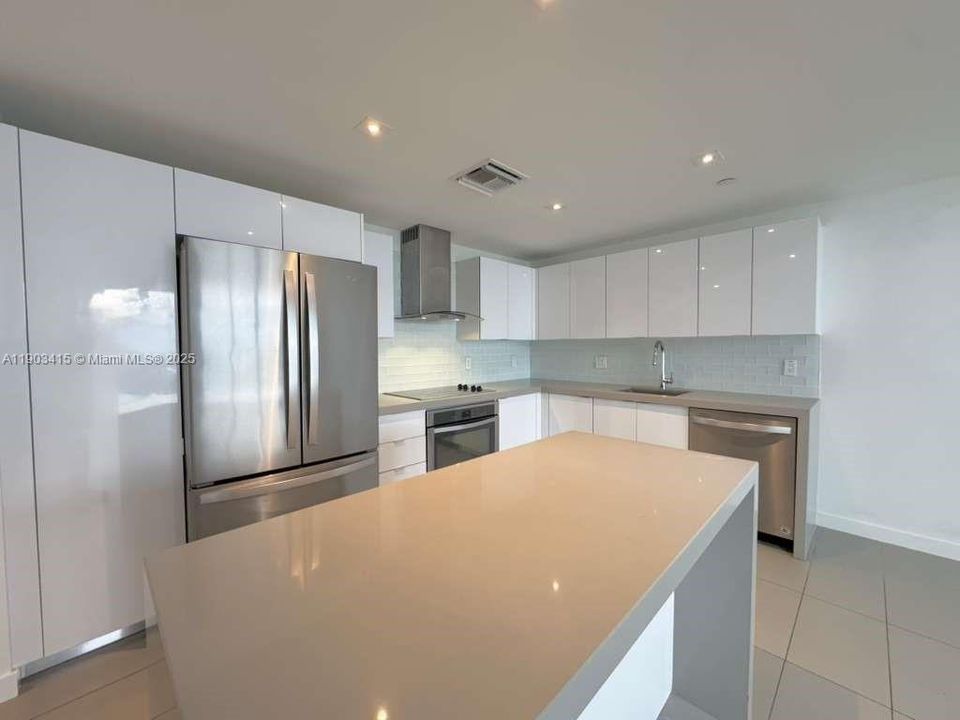 Recently Rented: $3,150 (1 beds, 1 baths, 752 Square Feet)