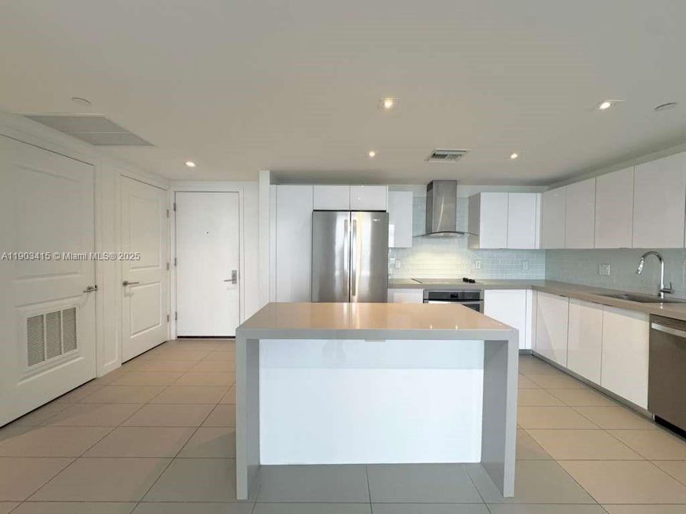 Recently Rented: $3,150 (1 beds, 1 baths, 752 Square Feet)