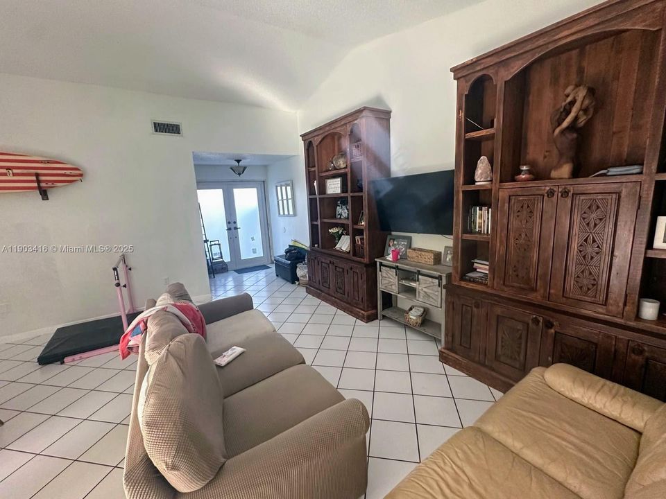 For Sale: $695,000 (3 beds, 2 baths, 1426 Square Feet)