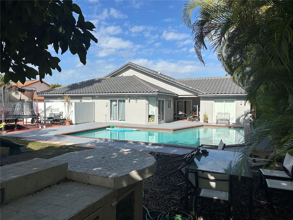 For Sale: $695,000 (3 beds, 2 baths, 1426 Square Feet)