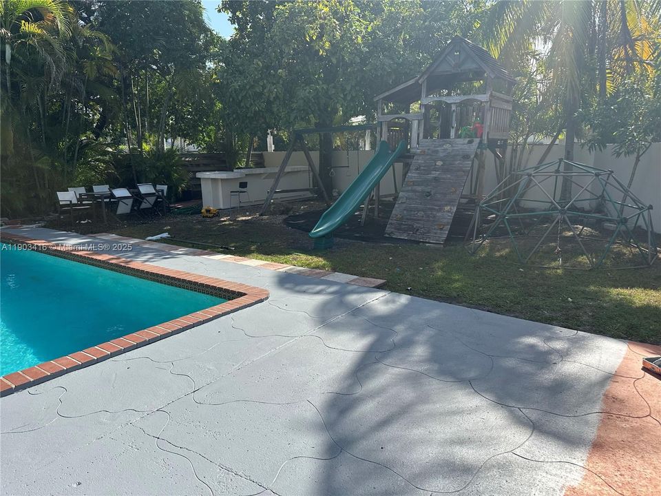 For Sale: $695,000 (3 beds, 2 baths, 1426 Square Feet)