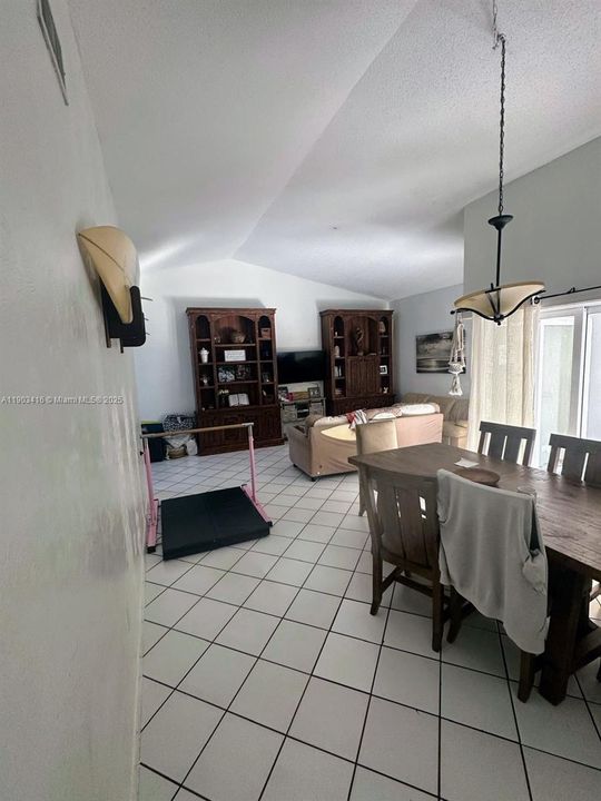 For Sale: $695,000 (3 beds, 2 baths, 1426 Square Feet)