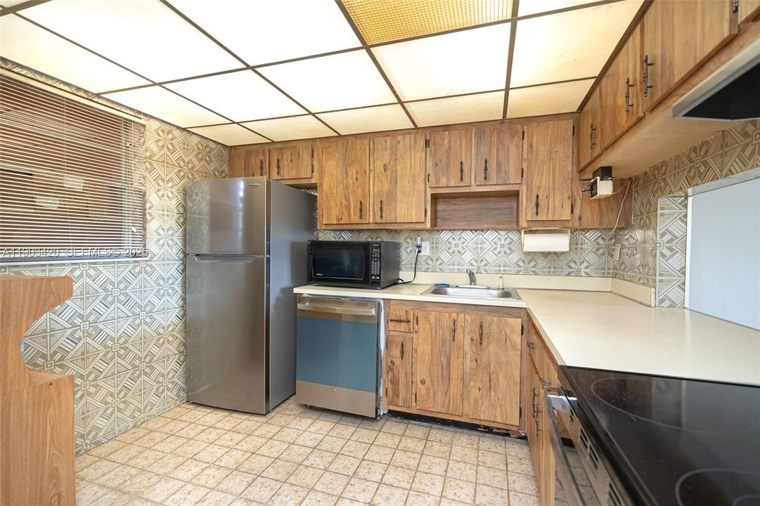 For Sale: $112,500 (1 beds, 1 baths, 823 Square Feet)