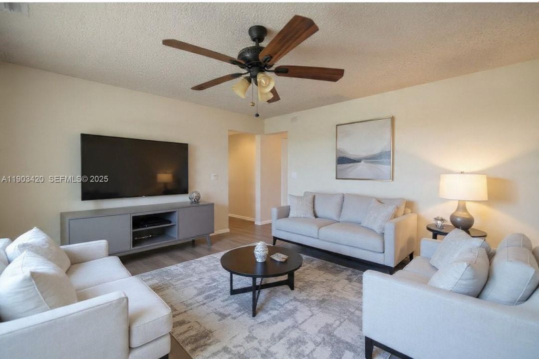 For Sale: $112,500 (1 beds, 1 baths, 823 Square Feet)